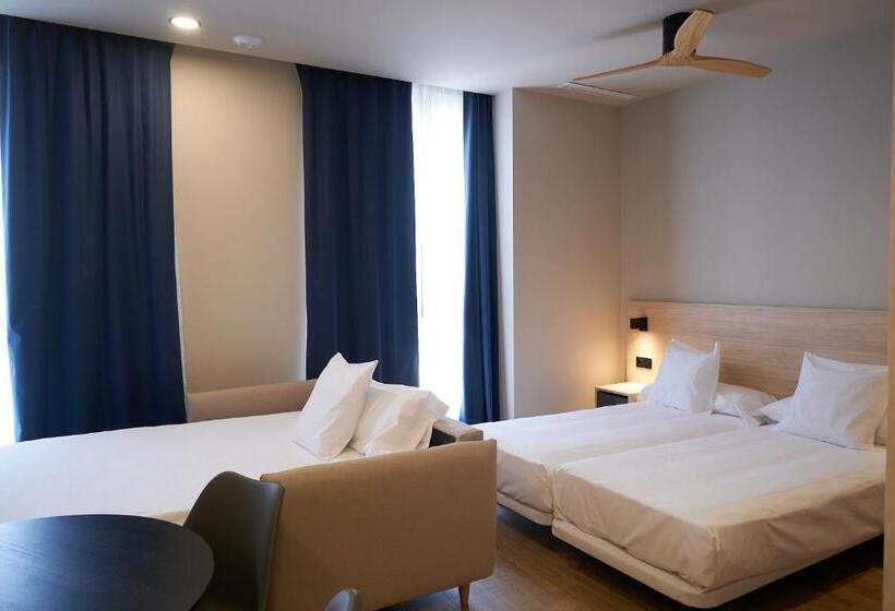 هتل Dorm4you Arena 2