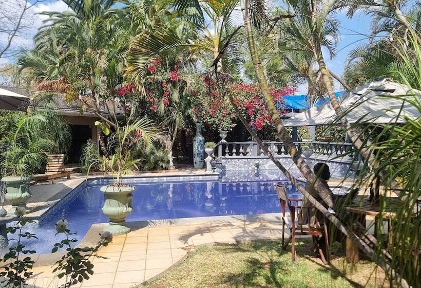 تختخواب و صبحانه The Gallery Boutique