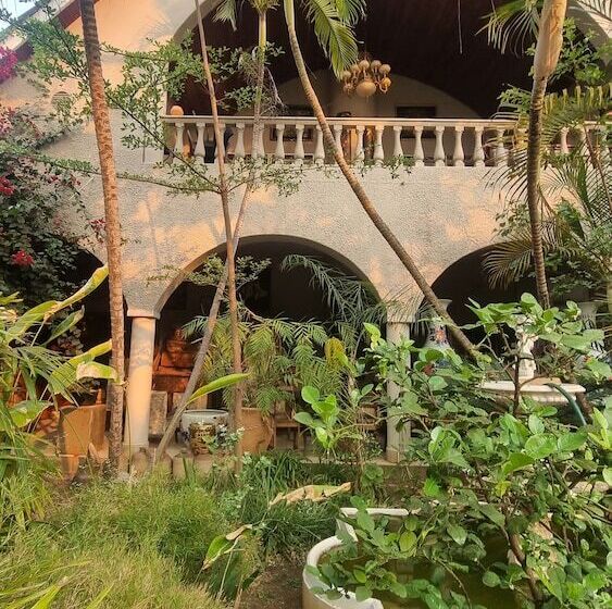 تختخواب و صبحانه The Gallery Boutique