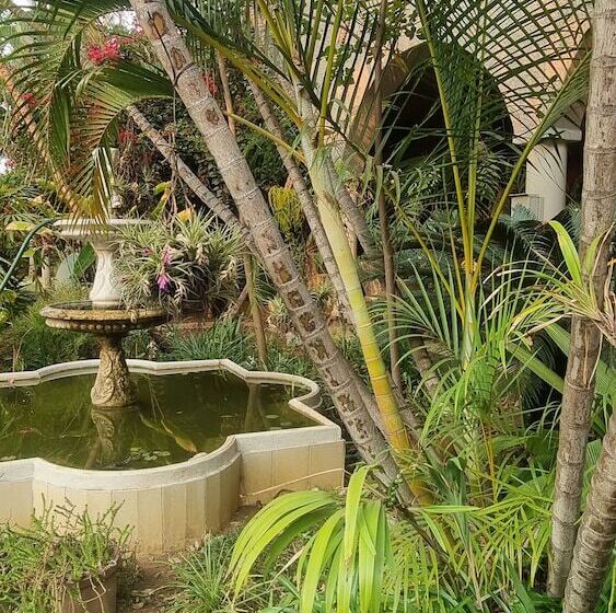 تختخواب و صبحانه The Gallery Boutique