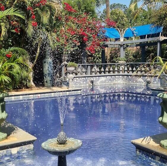 تختخواب و صبحانه The Gallery Boutique