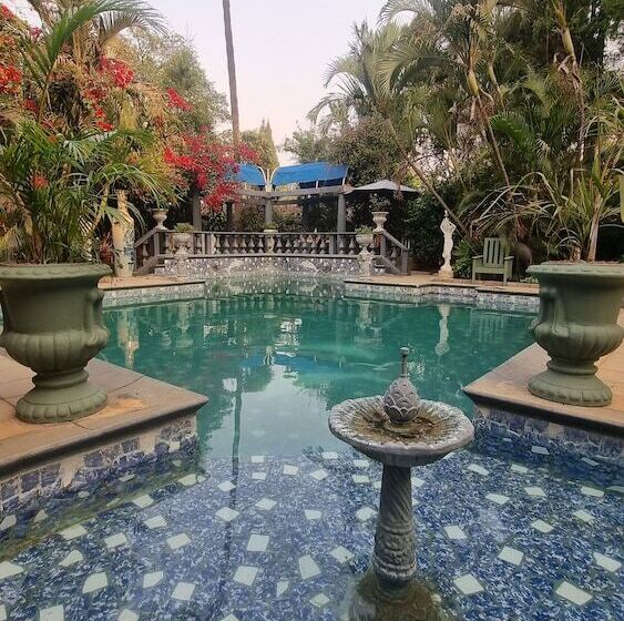 تختخواب و صبحانه The Gallery Boutique