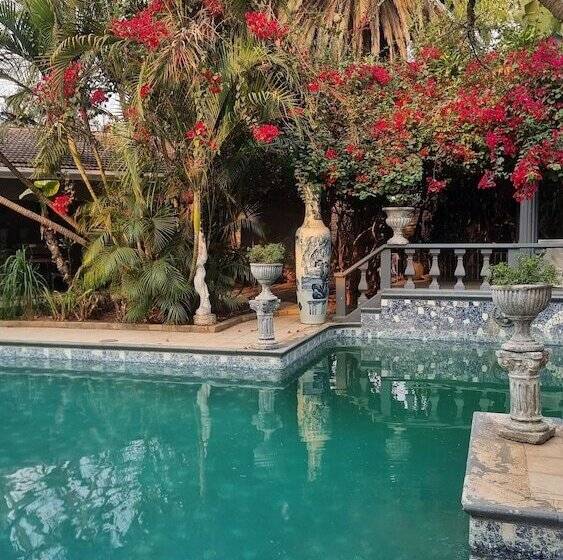 تختخواب و صبحانه The Gallery Boutique