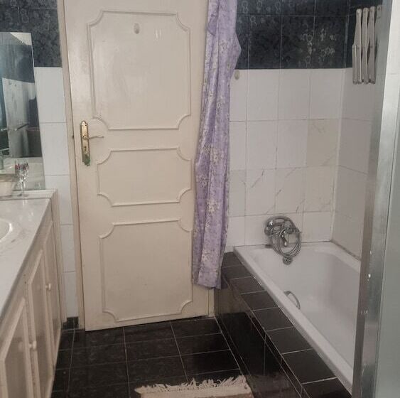 تختخواب و صبحانه The Gallery Boutique