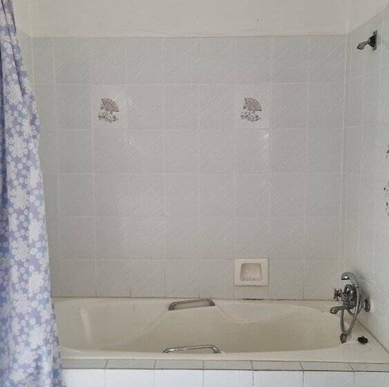 تختخواب و صبحانه The Gallery Boutique