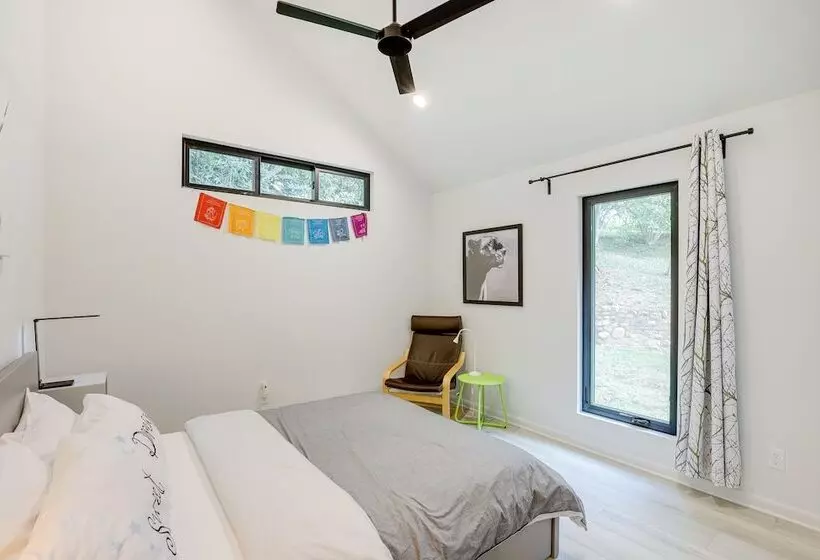 Brevard Retreat: Fireplace, Deck & Screened Porch!