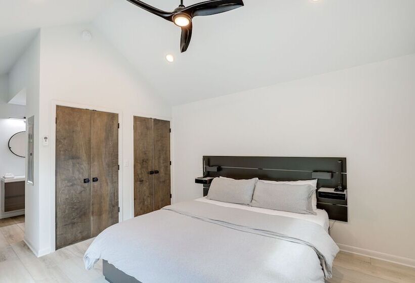 Brevard Retreat: Fireplace, Deck & Screened Porch!