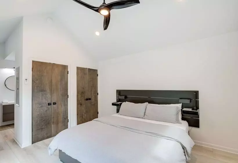 Brevard Retreat: Fireplace, Deck & Screened Porch!