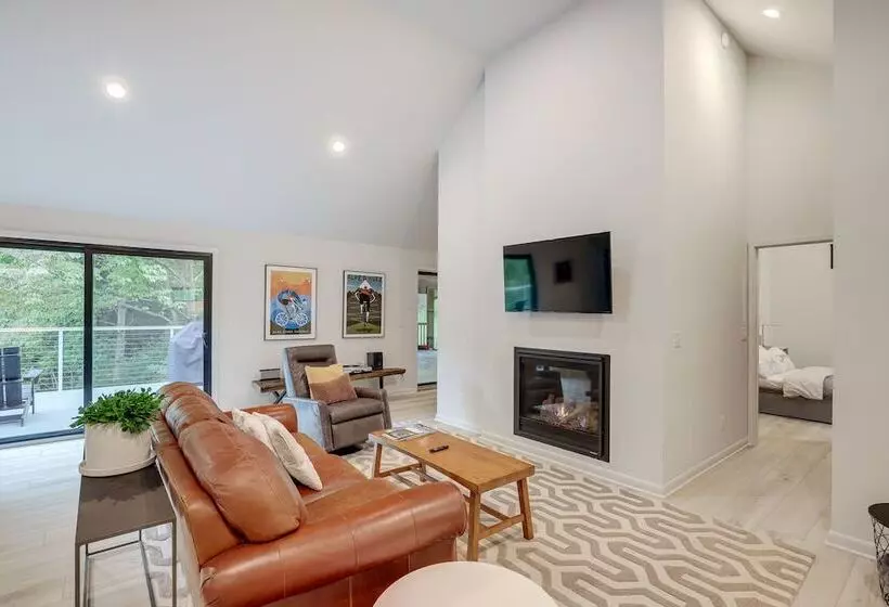 Brevard Retreat: Fireplace, Deck & Screened Porch!