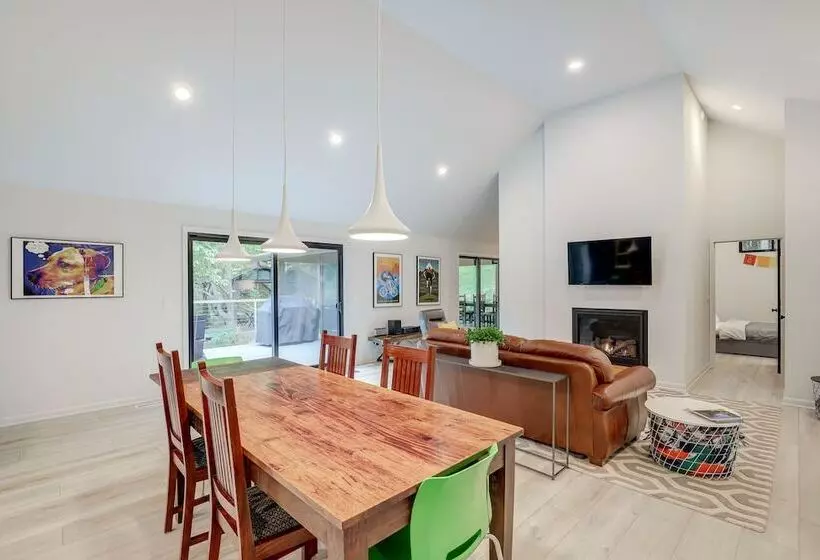 Brevard Retreat: Fireplace, Deck & Screened Porch!