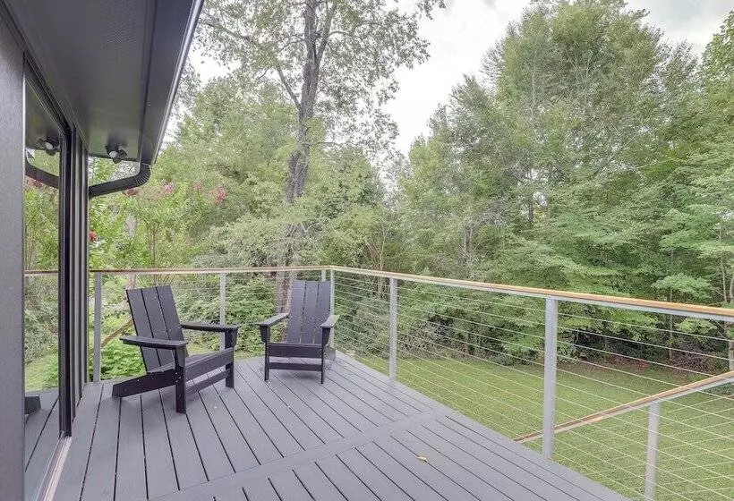 Brevard Retreat: Fireplace, Deck & Screened Porch!