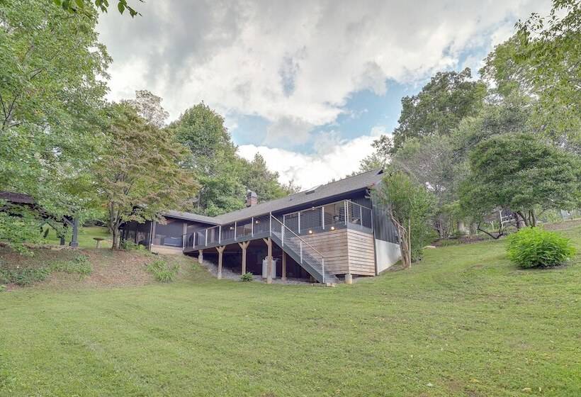 Brevard Retreat: Fireplace, Deck & Screened Porch!