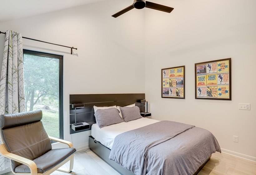 Brevard Retreat: Fireplace, Deck & Screened Porch!