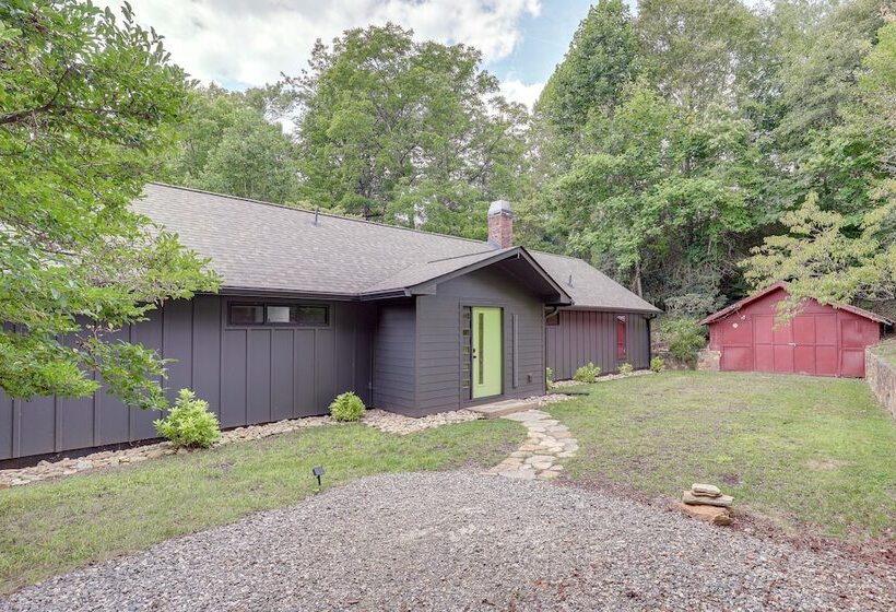 Brevard Retreat: Fireplace, Deck & Screened Porch!