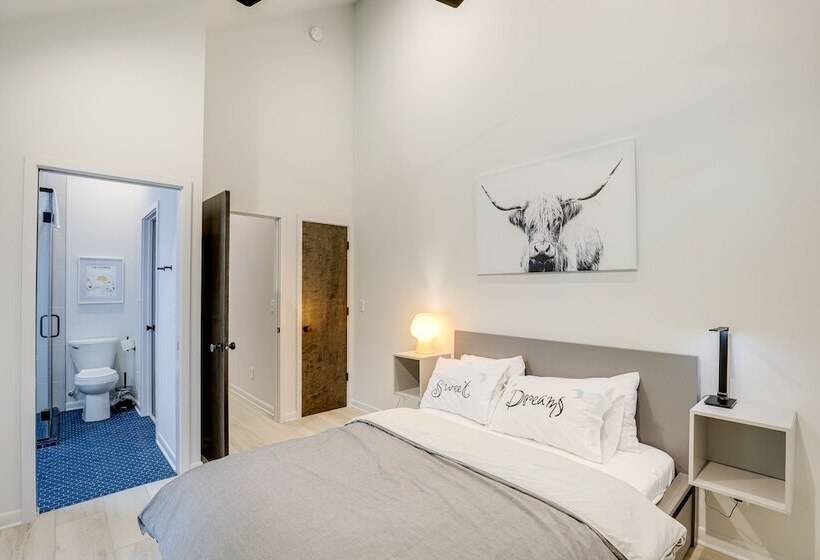 Brevard Retreat: Fireplace, Deck & Screened Porch!