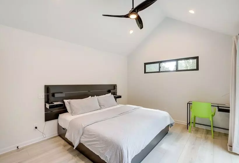 Brevard Retreat: Fireplace, Deck & Screened Porch!