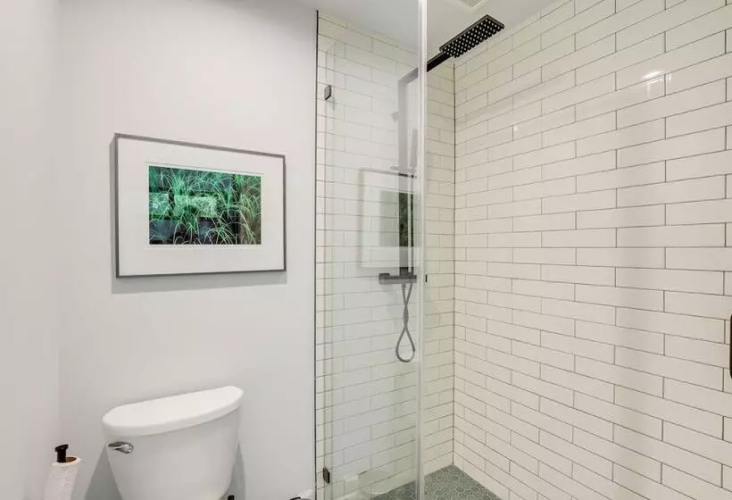 Brevard Retreat: Fireplace, Deck & Screened Porch!