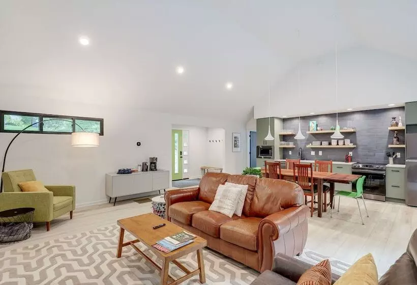 Brevard Retreat: Fireplace, Deck & Screened Porch!