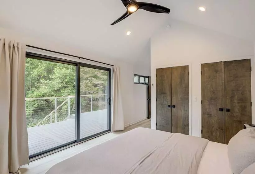 Brevard Retreat: Fireplace, Deck & Screened Porch!