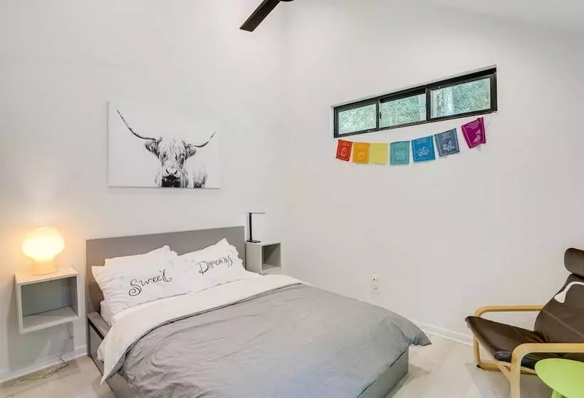 Brevard Retreat: Fireplace, Deck & Screened Porch!