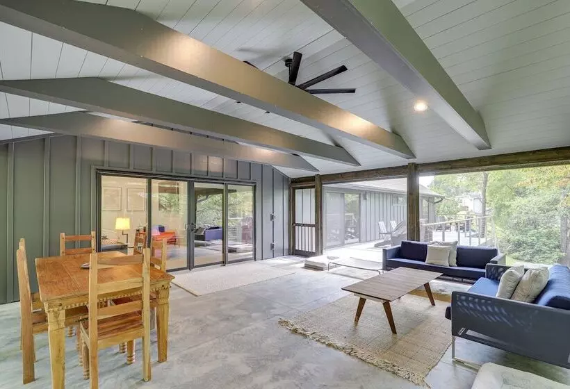 Brevard Retreat: Fireplace, Deck & Screened Porch!