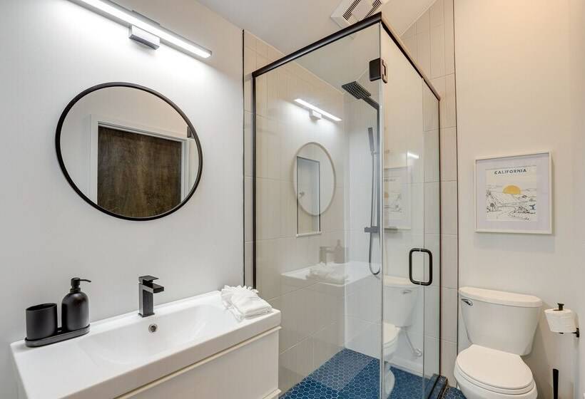 Brevard Retreat: Fireplace, Deck & Screened Porch!