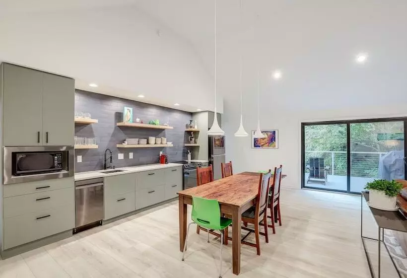 Brevard Retreat: Fireplace, Deck & Screened Porch!