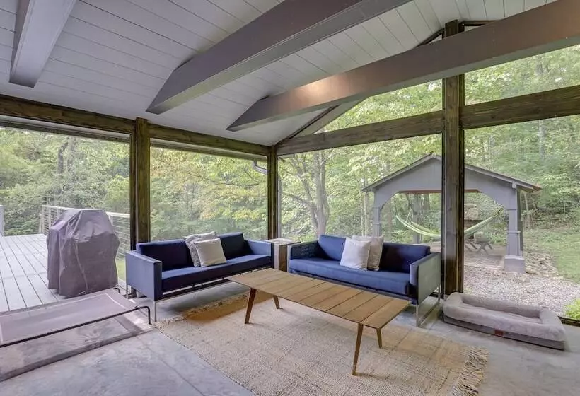 Brevard Retreat: Fireplace, Deck & Screened Porch!