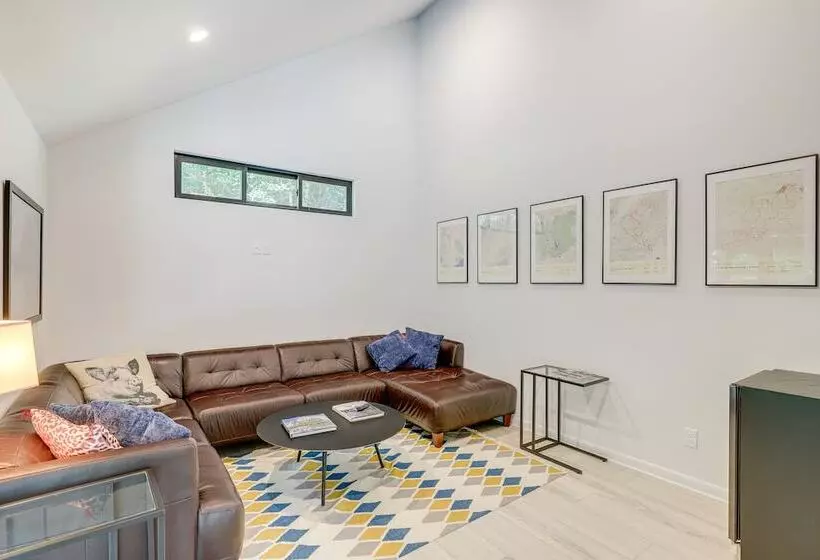 Brevard Retreat: Fireplace, Deck & Screened Porch!