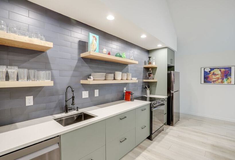 Brevard Retreat: Fireplace, Deck & Screened Porch!