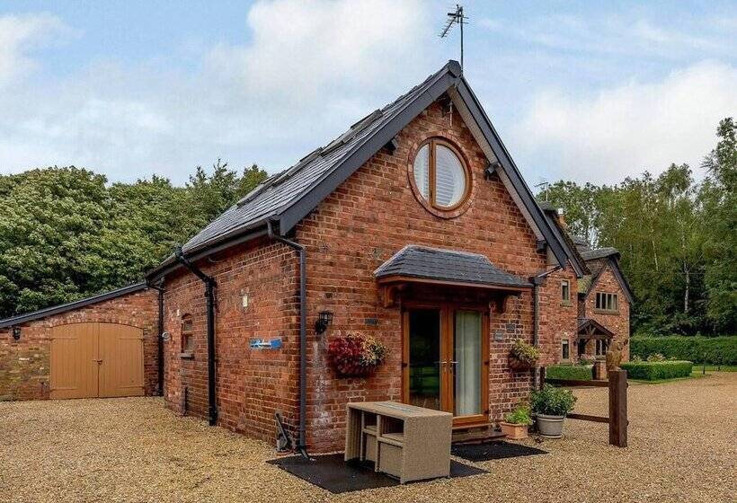 Charming 2 Bed Cottage, Beautiful Views, Knutsford