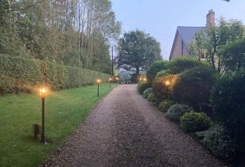 Charming 2 Bed Cottage, Beautiful Views, Knutsford