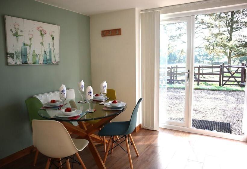 Charming 2 Bed Cottage, Beautiful Views, Knutsford