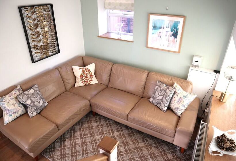 Charming 2 Bed Cottage, Beautiful Views, Knutsford