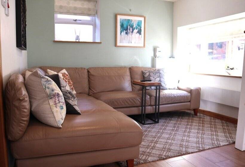 Charming 2 Bed Cottage, Beautiful Views, Knutsford