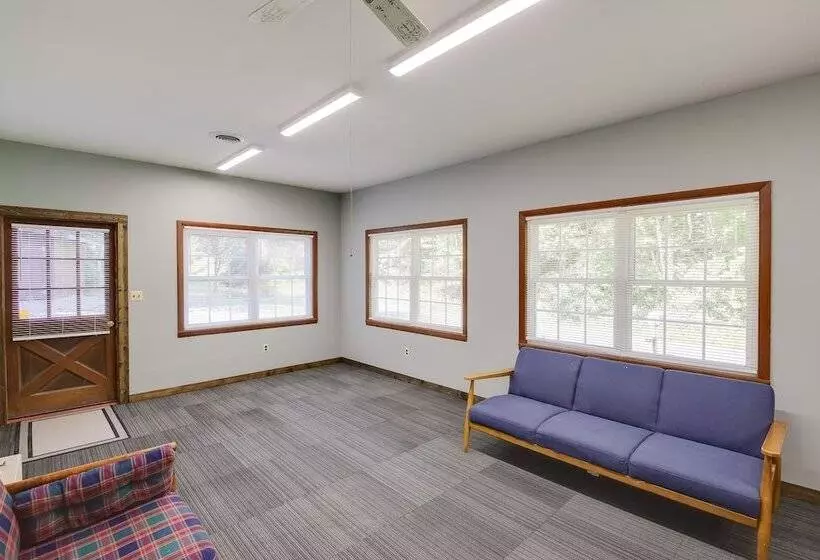 Charming Gatlinburg Home: Pets & Families Welcome!