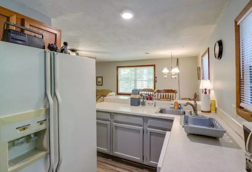 Charming Gatlinburg Home: Pets & Families Welcome!