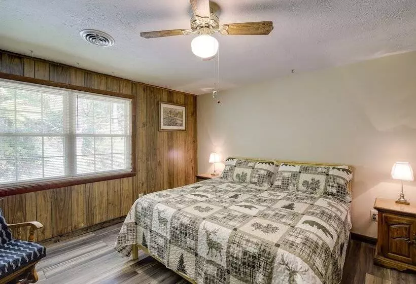 Charming Gatlinburg Home: Pets & Families Welcome!