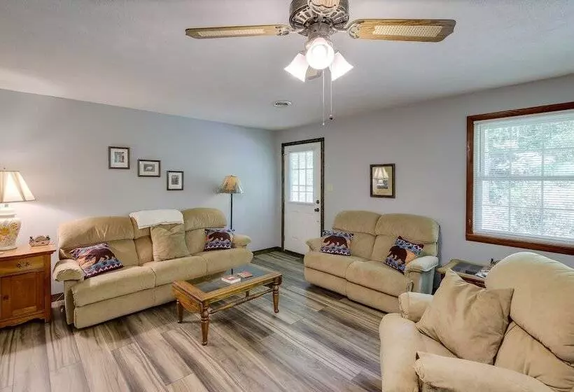 Charming Gatlinburg Home: Pets & Families Welcome!