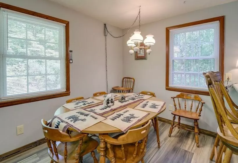 Charming Gatlinburg Home: Pets & Families Welcome!