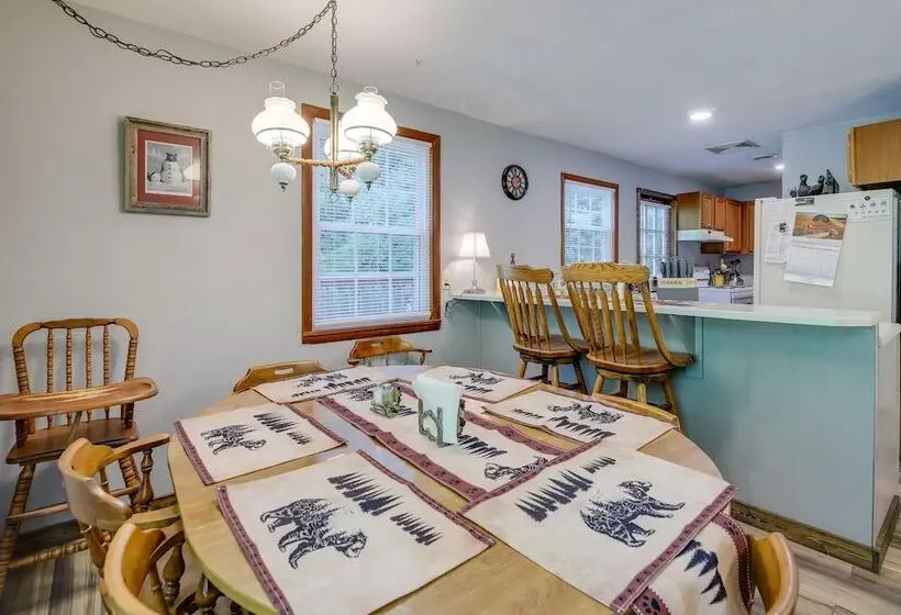 Charming Gatlinburg Home: Pets & Families Welcome!
