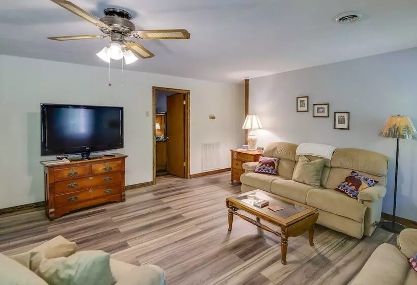 Charming Gatlinburg Home: Pets & Families Welcome!