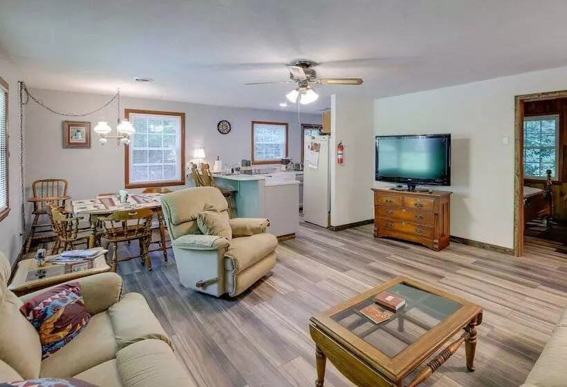 Charming Gatlinburg Home: Pets & Families Welcome!