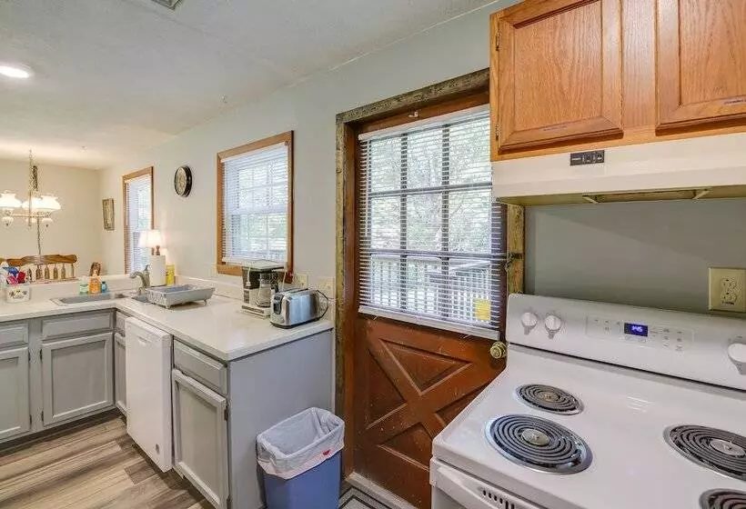 Charming Gatlinburg Home: Pets & Families Welcome!