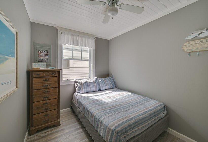 Charming Hampton Home W/ Porch, Walk To Beach!