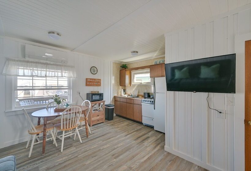 Charming Hampton Home W/ Porch, Walk To Beach!