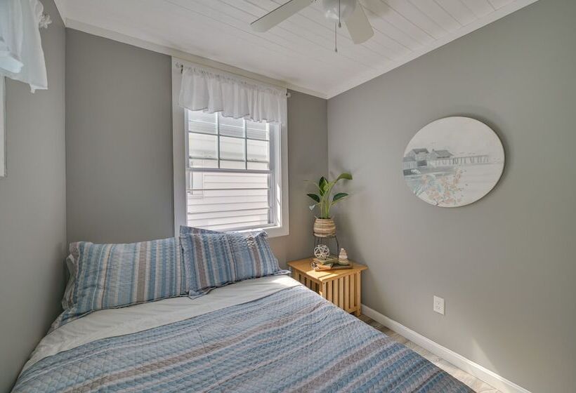 Charming Hampton Home W/ Porch, Walk To Beach!