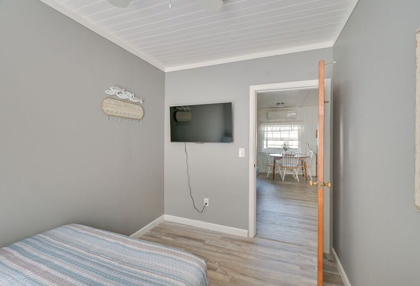 Charming Hampton Home W/ Porch, Walk To Beach!