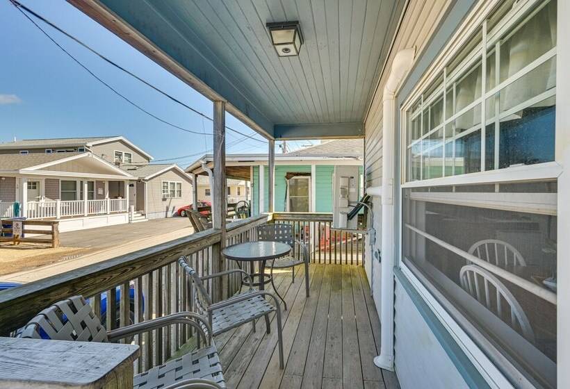 Charming Hampton Home W/ Porch, Walk To Beach!