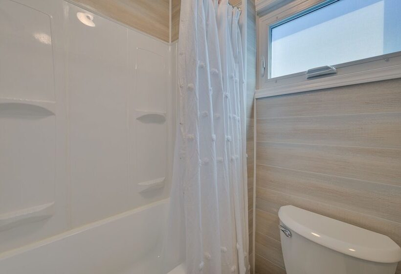 Charming Hampton Home W/ Porch, Walk To Beach!